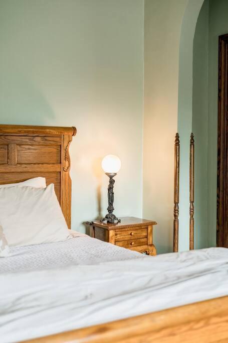 Peaceful Easy Feelings - King Sized Bed - Sleeps 2 Apartment Lynchburg Bagian luar foto