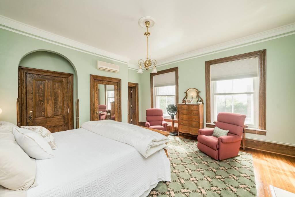 Peaceful Easy Feelings - King Sized Bed - Sleeps 2 Apartment Lynchburg Bagian luar foto