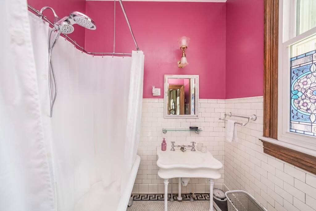 Peaceful Easy Feelings - King Sized Bed - Sleeps 2 Apartment Lynchburg Bagian luar foto